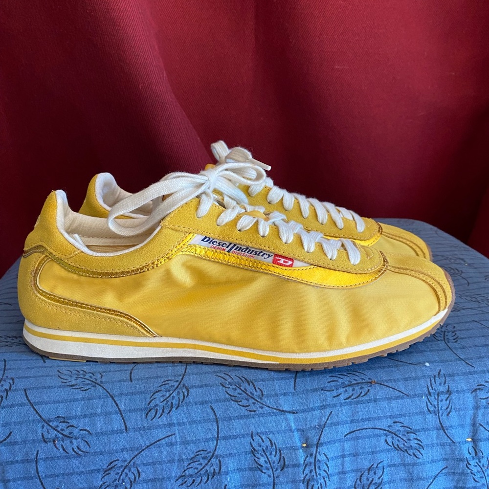 Diesel retro good time womens running shoes in gold 9